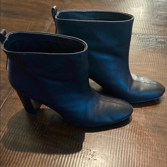 Elegant Black Ankle Boots - Picture 1 of 10